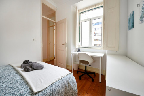 Inviting double bedroom near the Avenida metro