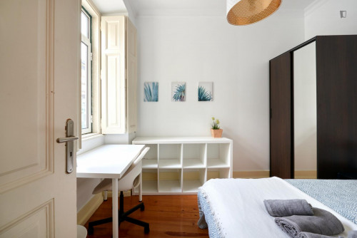 Inviting double bedroom near the Avenida metro