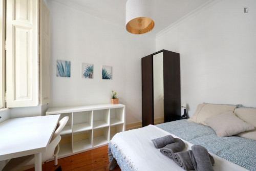 Inviting double bedroom near the Avenida metro