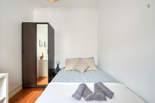 Inviting double bedroom near the Avenida metro