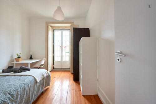 Welcoming double bedroom near the Avenida metro