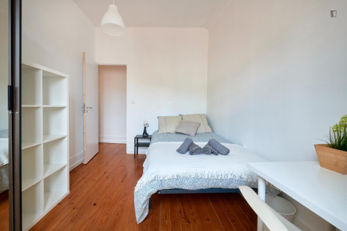 Welcoming double bedroom near the Avenida metro