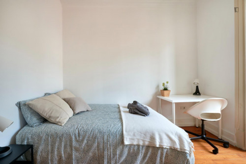 Welcoming double bedroom near the Avenida metro