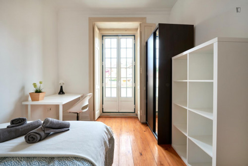Welcoming double bedroom near the Avenida metro