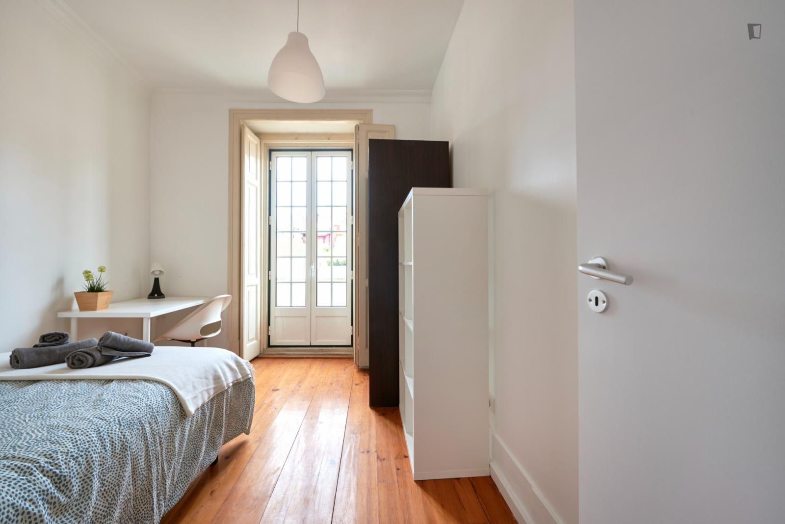 Welcoming Double Bedroom Near The Avenida Metro - Welcoming double bedroom near the Avenida metro - Gallery - 1