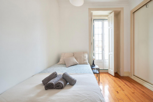 Delightful double bedroom near the Avenida metro