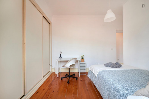 Delightful double bedroom near the Avenida metro