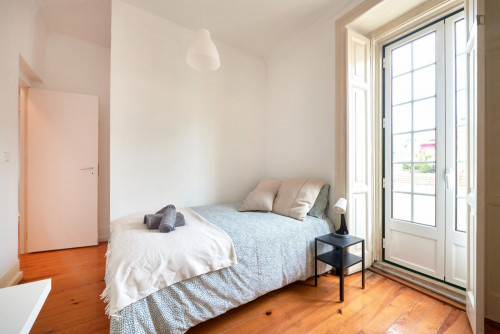 Delightful double bedroom near the Avenida metro