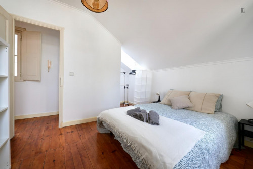 Double bedroom in an 8-bedroom student flat, near the Avenida metro