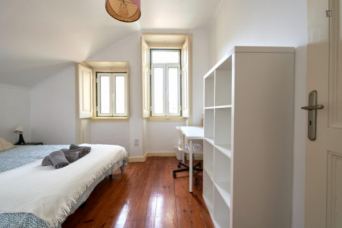 Double bedroom in an 8-bedroom student flat, near the Avenida metro