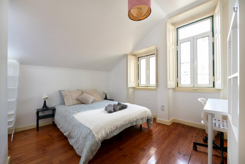 Double bedroom in an 8-bedroom student flat, near the Avenida metro