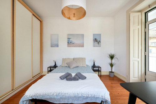 Interesting double ensuite bedroom near the Avenida metro