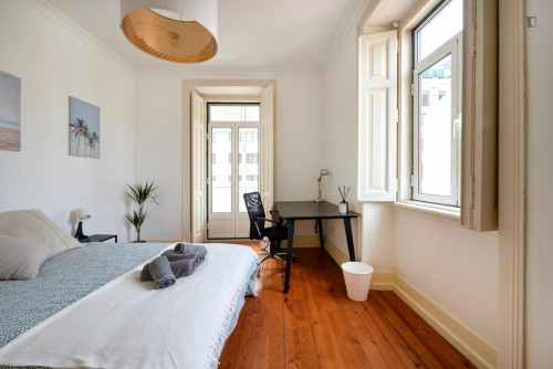 Interesting double ensuite bedroom near the Avenida metro