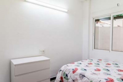 Comfy double bedroom near Facultat de Psicologia i Logopèdia