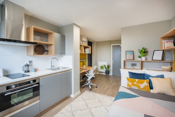  Studio Bronze  -  Zinc Quarter  - Gallery -  3