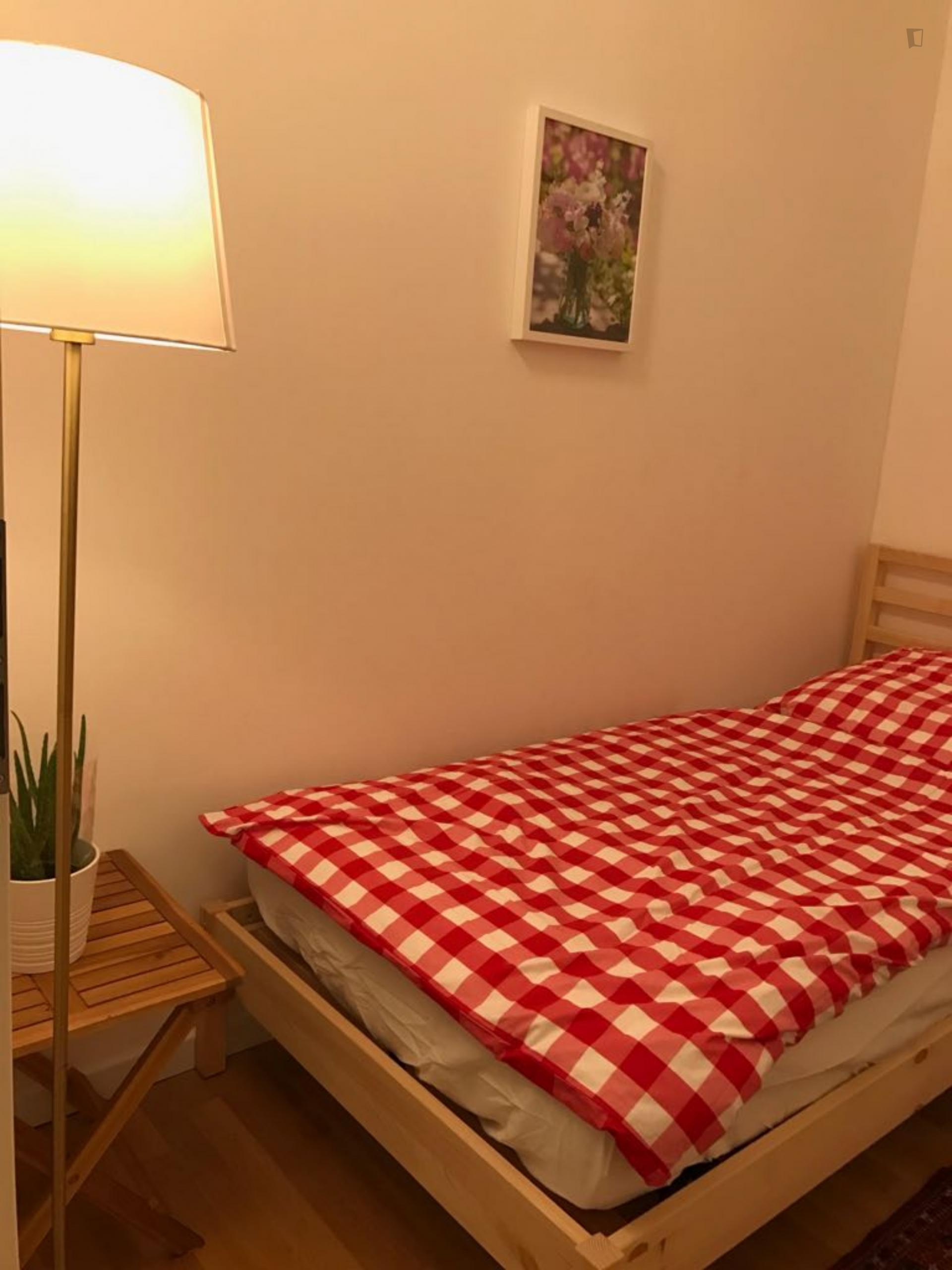 Snug bedroom near the Julius-Leber-Brücke station