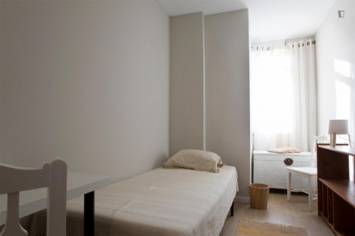 Compelling single bedroom in Pontinha