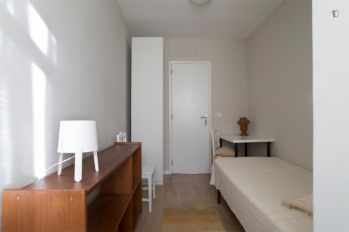 Compelling single bedroom in Pontinha