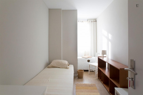 Compelling single bedroom in Pontinha