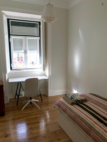 Bright and modern single room in Arroios