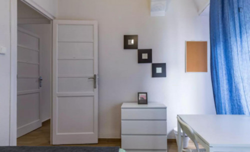 Lovely double bedroom in a 6-bedroom flat, in El Botànic