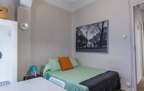 Lovely double bedroom in a 6-bedroom flat, in El Botànic