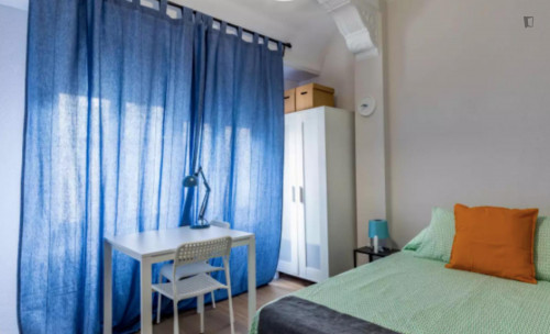 Lovely double bedroom in a 6-bedroom flat, in El Botànic