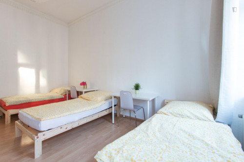 Bed in triple bedroom in Tiergarten  - Gallery -  2