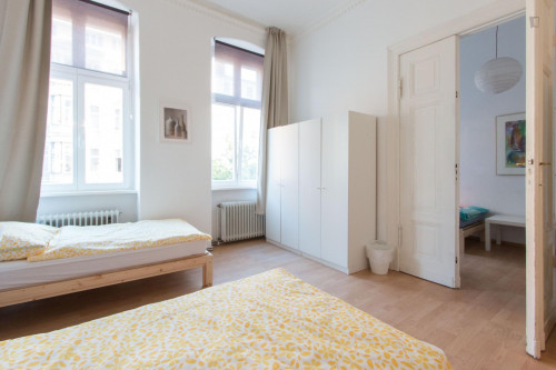 Bed in triple bedroom in Tiergarten  - Gallery -  4
