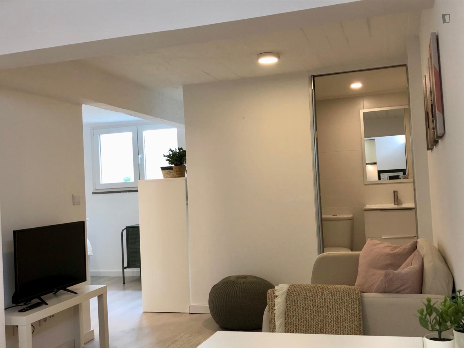  Elegant Studio Within Walking Distance From Nova SBE In Carcavelos Centre  -  Elegant studio within walking distance from Nova SBE in Carcavelos Centre  - Gallery -  1