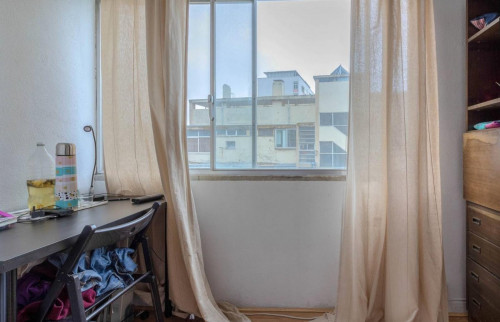 Alluring double bedroom in a student flat, in Estrela