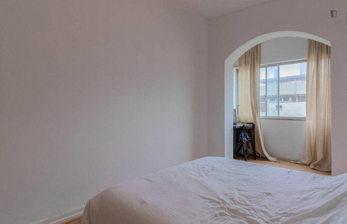 Alluring double bedroom in a student flat, in Estrela