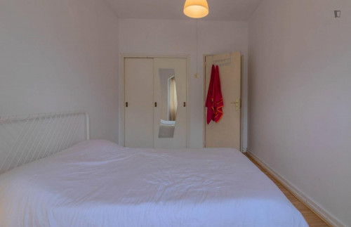 Alluring double bedroom in a student flat, in Estrela
