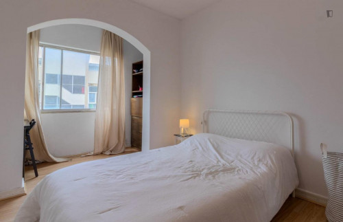 Alluring double bedroom in a student flat, in Estrela