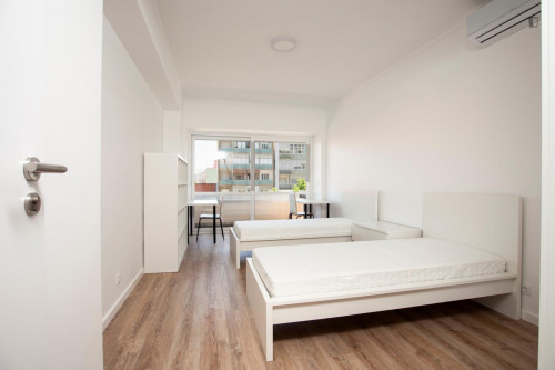 Twin Bedroom w/ AC and balcony, nearby UL and Campo Grande Garden
