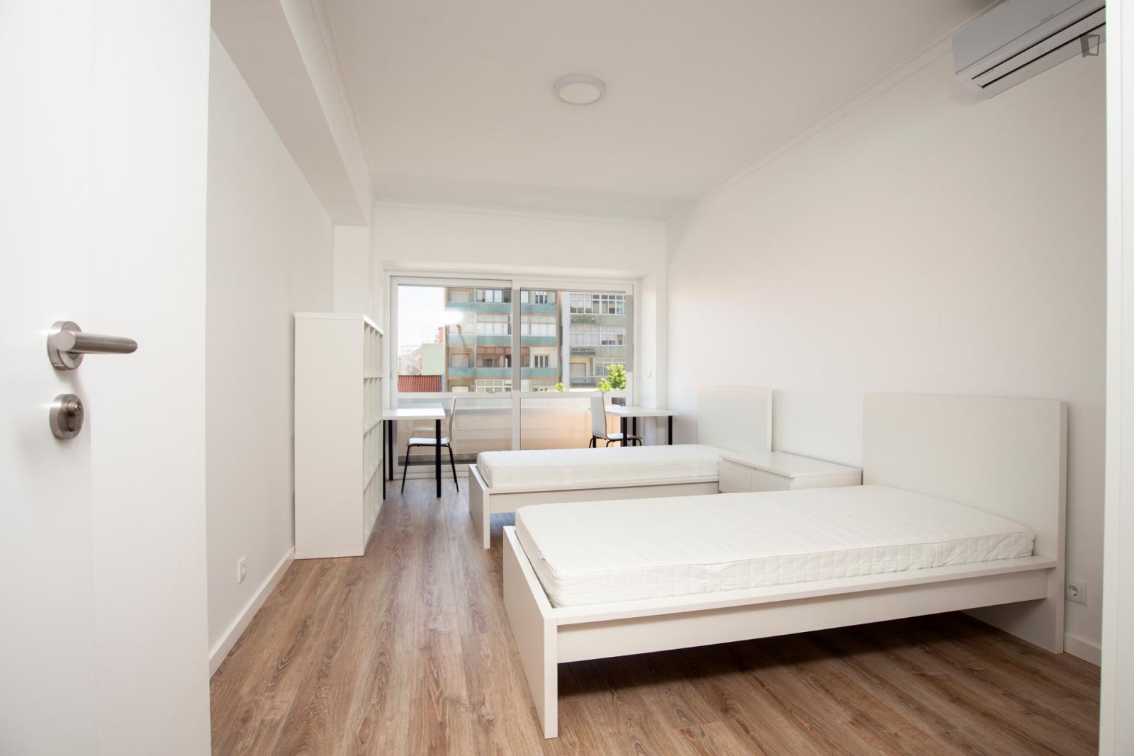  Twin Bedroom W/ AC And Balcony, Nearby UL And Campo Grande Garden  -  Twin Bedroom w/ AC and balcony, nearby UL and Campo Grande Garden  - Gallery -  1
