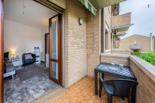 Really cool double bedroom with a balco Parrocchia Madonna Pellegrina room B - Gallery - 6