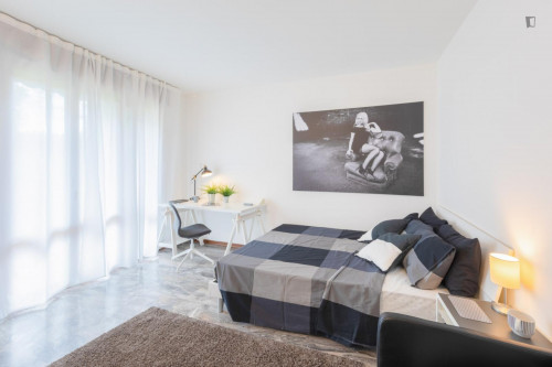 Really cool double bedroom with a balco Parrocchia Madonna Pellegrina room B