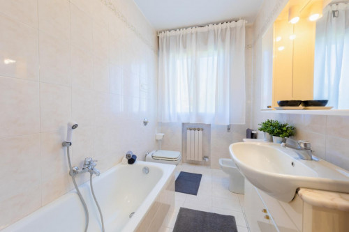 Really cool double bedroom with a balco Parrocchia Madonna Pellegrina room B - Gallery - 9