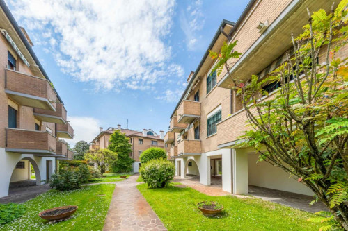 Really cool double bedroom with a balco Parrocchia Madonna Pellegrina room B - Gallery - 15