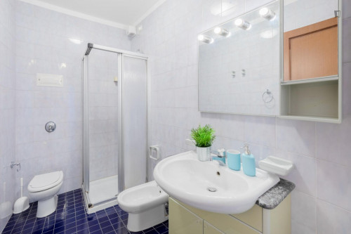 Really cool double bedroom with a balco Parrocchia Madonna Pellegrina room B - Gallery - 10