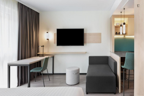 Awesome, nice suite in Altona