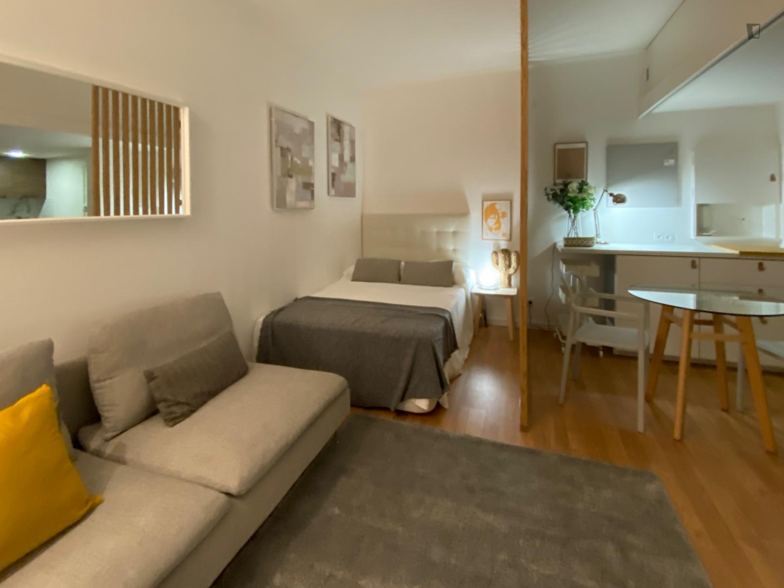 Monte Estoril. Beautiful Studio 15 Minutes Walking Distance From L Train Station - 1