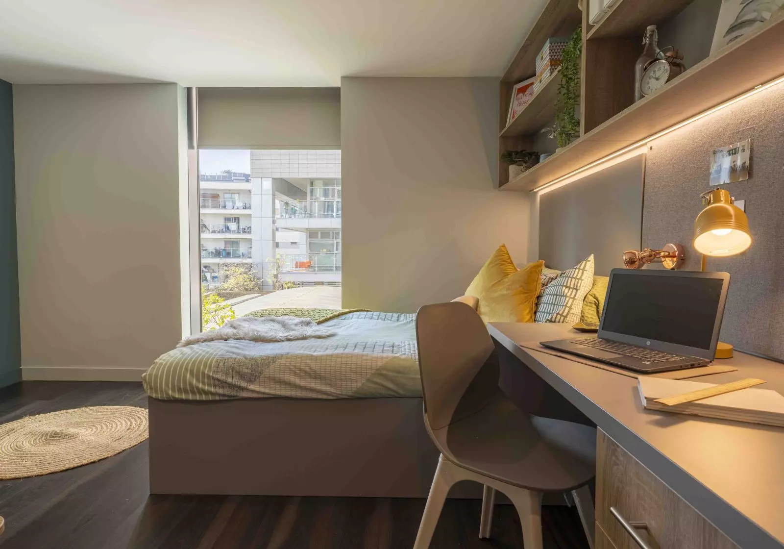 Bronze Studio Deluxe - iQ Aldgate - Gallery - 1