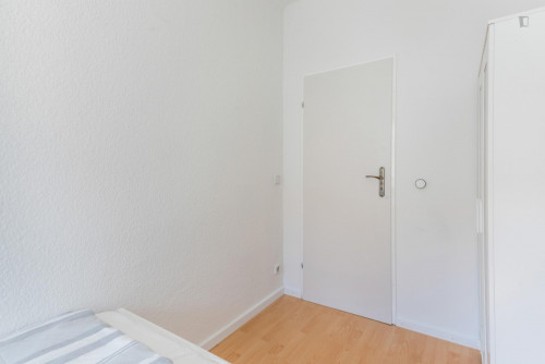 Single bedroom in 5-bedroom apartment