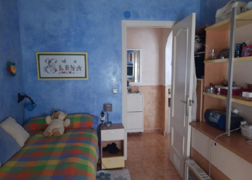 Single bed to rent for the summer or 10 months minimum from September