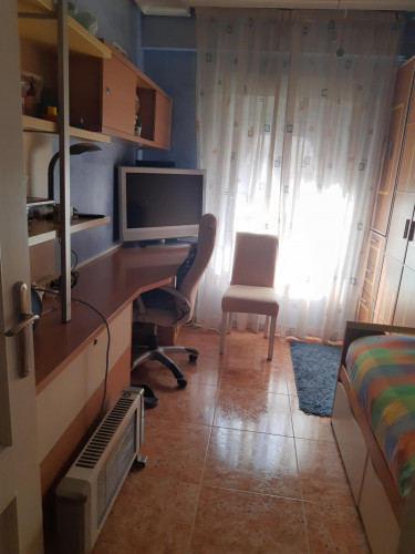 Single bed to rent for the summer or 10 months minimum from September