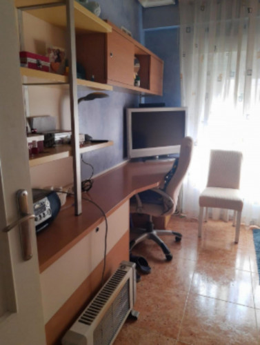 Single bed to rent for the summer or 10 months minimum from September