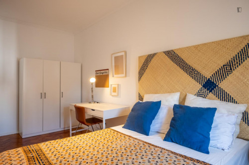 Cosy double bedroom in a 3-bedroom apartment