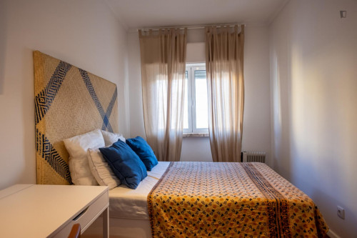 Cosy double bedroom in a 3-bedroom apartment